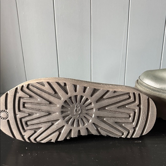 UGG Olive Green Leather Ankle Boots - Picture 5 of 5